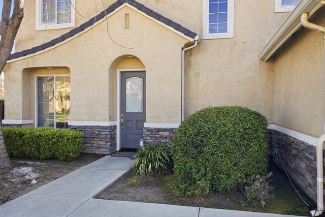 1242 N Julieann Street, Visalia, CA 93291