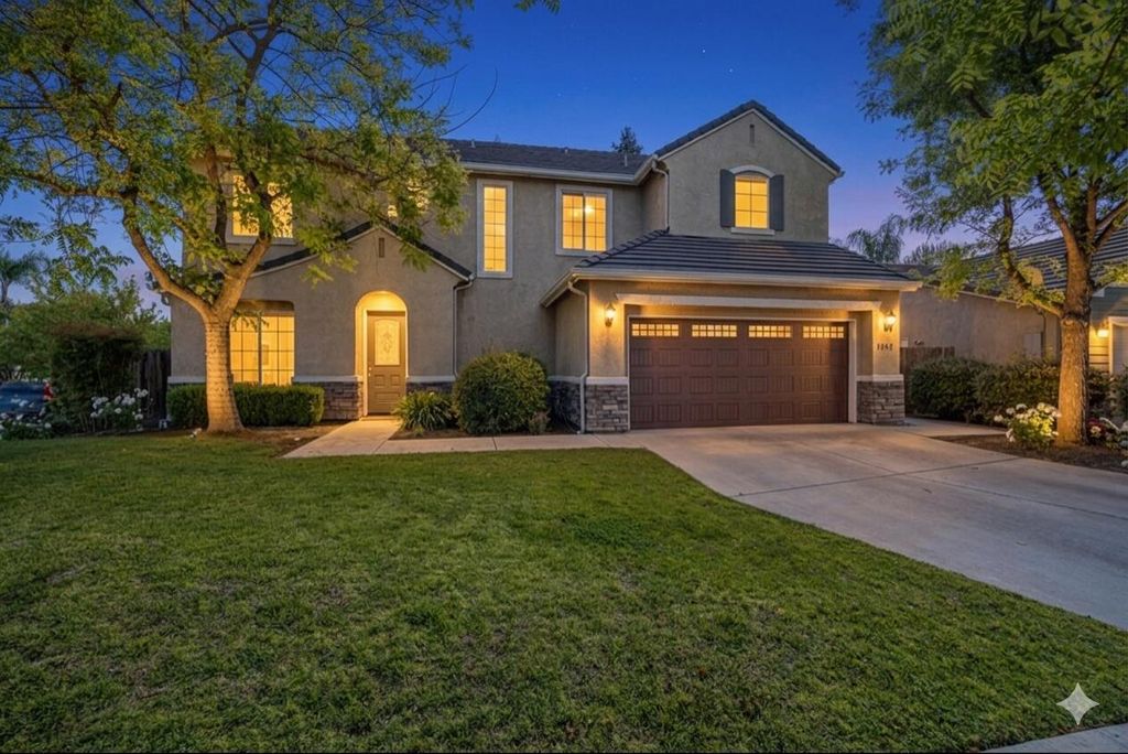 1242 N Julieann Street, Visalia, CA 93291