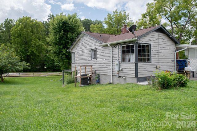 412 1st Avenue W, Hendersonville, NC 28739