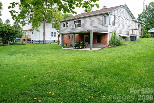 412 1st Avenue W, Hendersonville, NC 28739