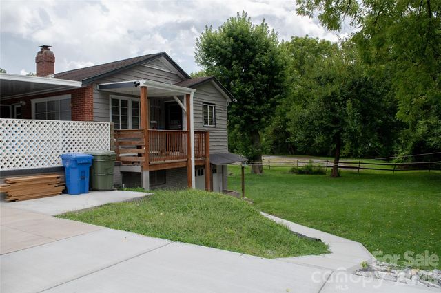 412 1st Avenue W, Hendersonville, NC 28739