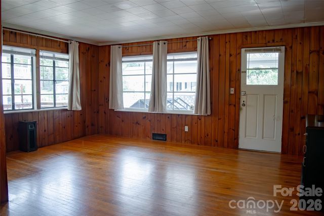 412 1st Avenue W, Hendersonville, NC 28739