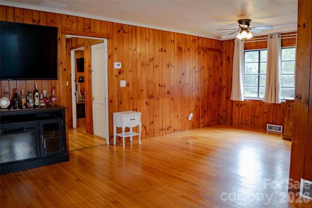 412 1st Avenue W, Hendersonville, NC 28739