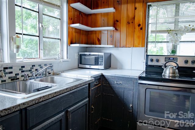 412 1st Avenue W, Hendersonville, NC 28739