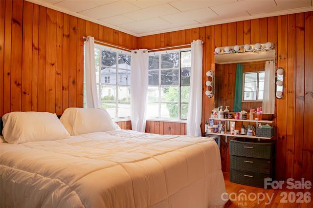 412 1st Avenue W, Hendersonville, NC 28739