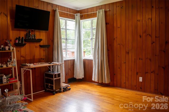 412 1st Avenue W, Hendersonville, NC 28739