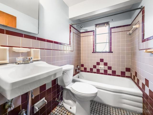 1415 Maple Avenue, Wyoming, OH 45215