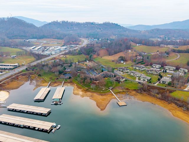 1612 Lakeview Dr, Young Harris, GA 30582