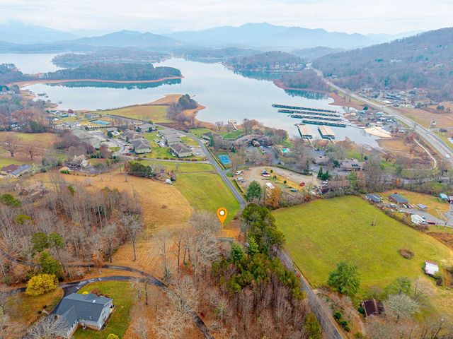 1612 Lakeview Dr, Young Harris, GA 30582