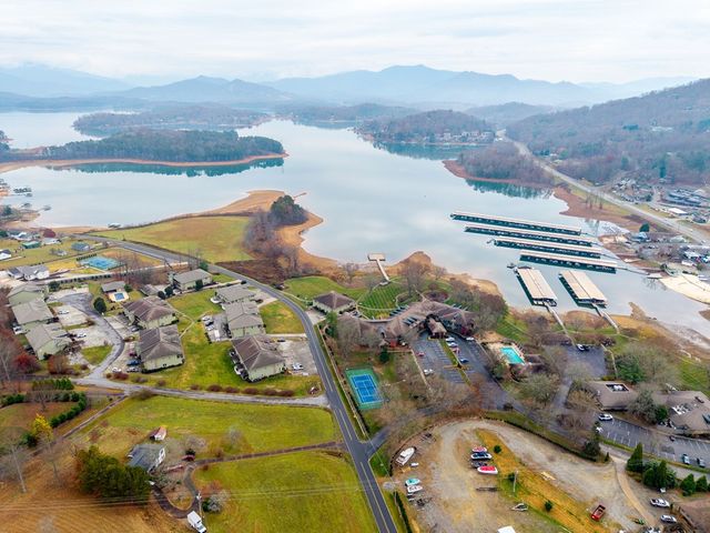 1612 Lakeview Dr, Young Harris, GA 30582