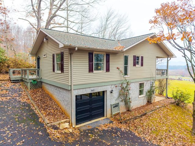 1612 Lakeview Dr, Young Harris, GA 30582