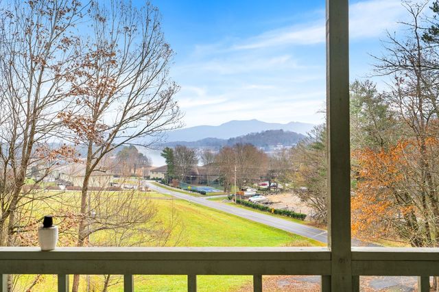 1612 Lakeview Dr, Young Harris, GA 30582