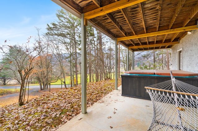 1612 Lakeview Dr, Young Harris, GA 30582