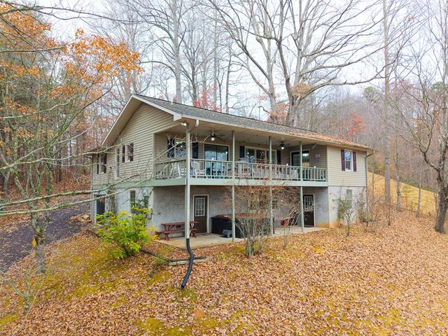 1612 Lakeview Dr, Young Harris, GA 30582