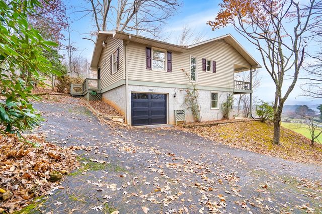 1612 Lakeview Dr, Young Harris, GA 30582