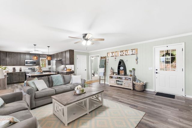 1612 Lakeview Dr, Young Harris, GA 30582