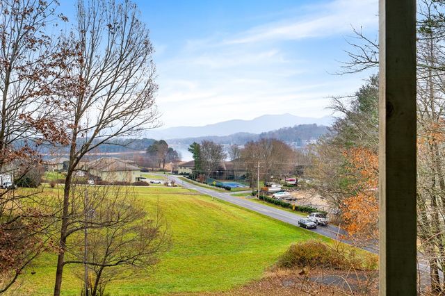 1612 Lakeview Dr, Young Harris, GA 30582