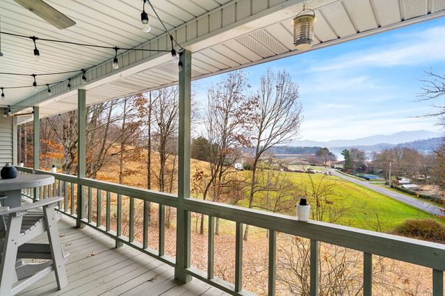 1612 Lakeview Dr, Young Harris, GA 30582