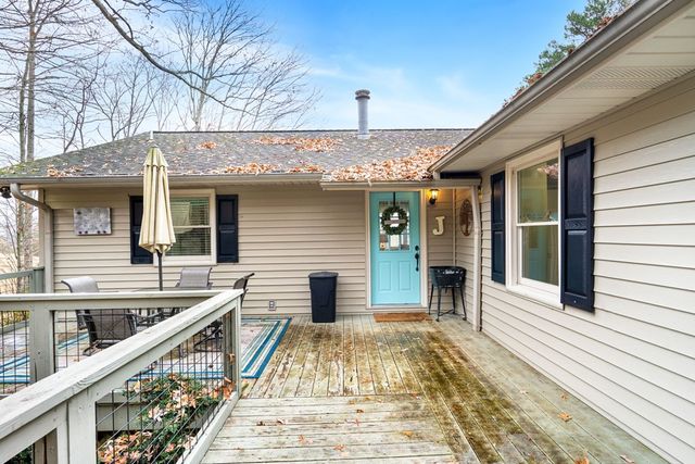 1612 Lakeview Dr, Young Harris, GA 30582