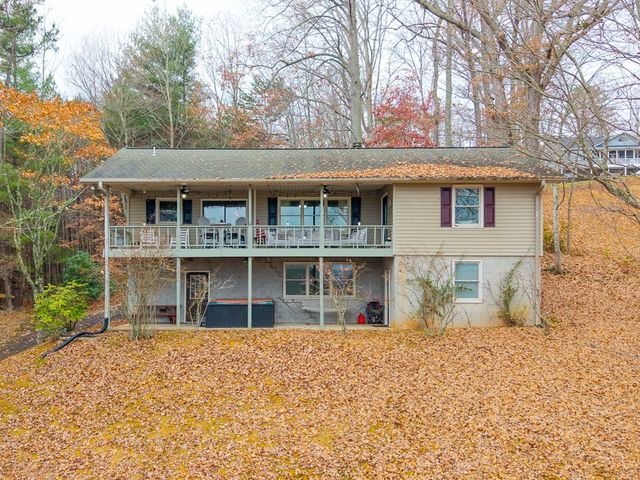 1612 Lakeview Dr, Young Harris, GA 30582