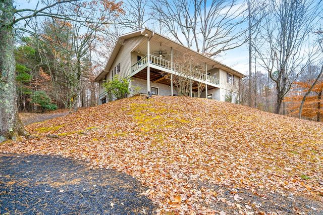 1612 Lakeview Dr, Young Harris, GA 30582