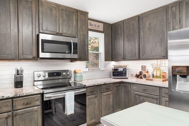 1612 Lakeview Dr, Young Harris, GA 30582