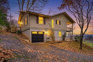 1612 Lakeview Dr, Young Harris, GA 30582