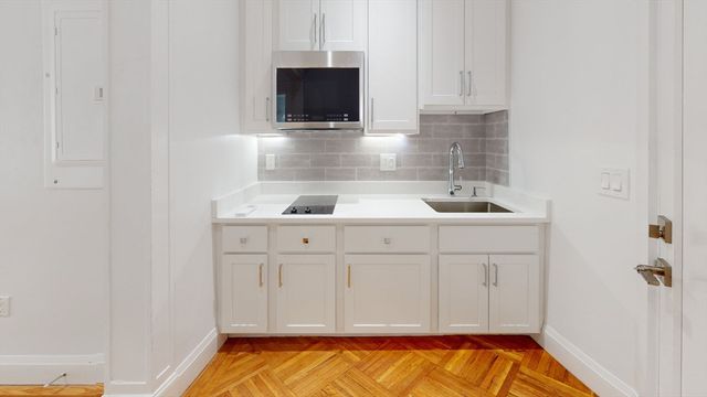 21 Regent Cir 1, Brookline, MA 02445