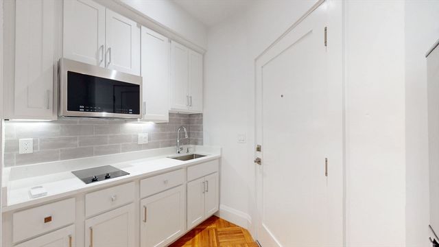 21 Regent Cir 1, Brookline, MA 02445