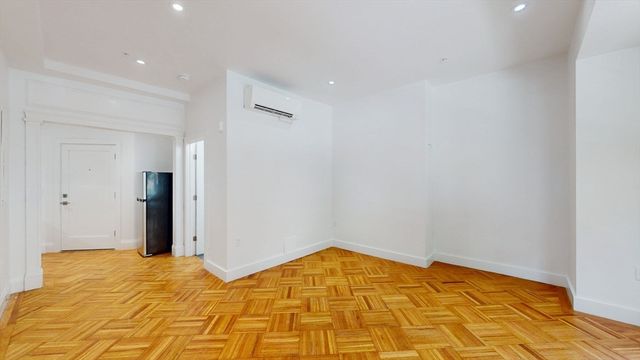 21 Regent Cir 1, Brookline, MA 02445