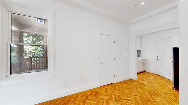 21 Regent Cir 1, Brookline, MA 02445
