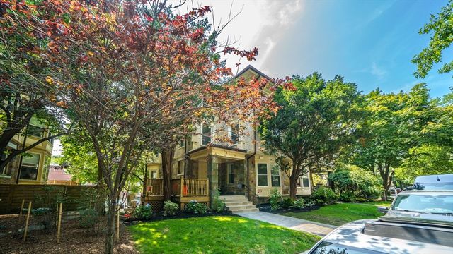 21 Regent Cir 1, Brookline, MA 02445