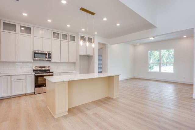 247 Silver Lakes Drive, Sunset, TX 76270