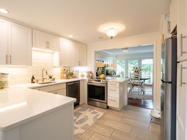 70 Parks St 18, Duxbury, MA 02332