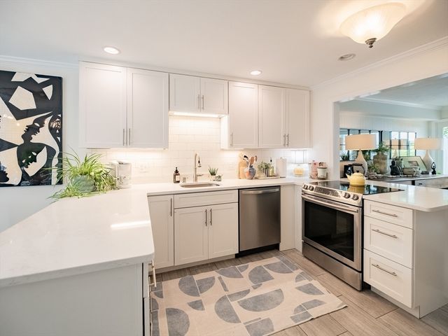 70 Parks St 18, Duxbury, MA 02332