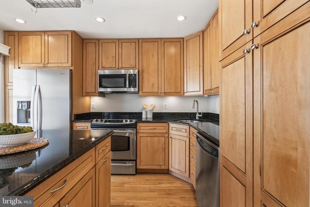 2386 BRANLEIGH PARK CT, Reston, VA 20191