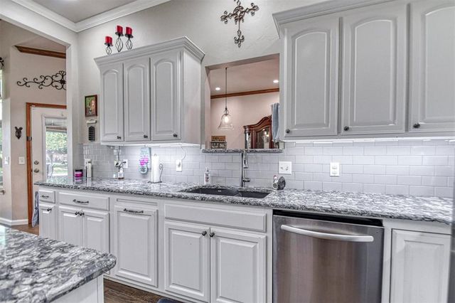10421 Katy Line Drive, Yukon, OK 73099