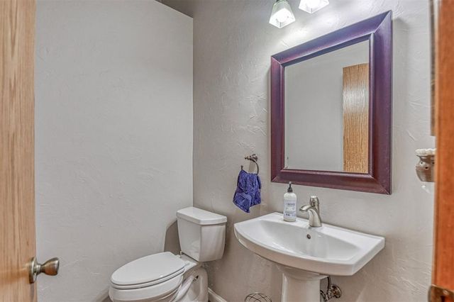 10421 Katy Line Drive, Yukon, OK 73099