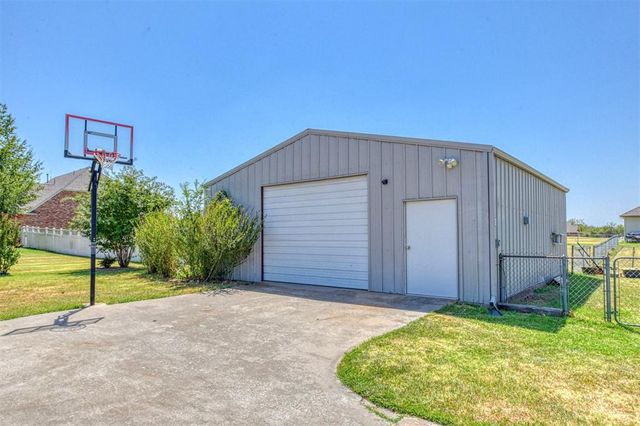 10421 Katy Line Drive, Yukon, OK 73099
