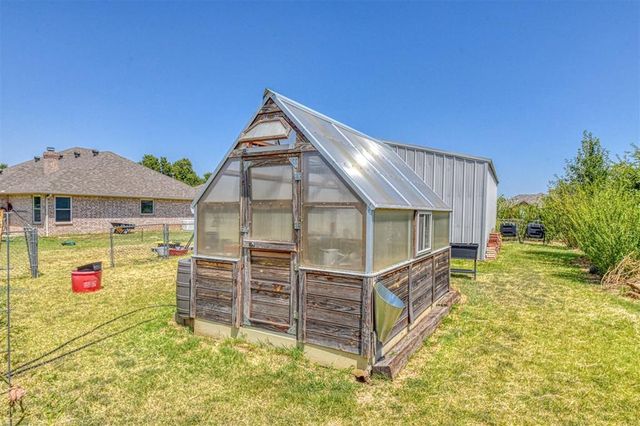 10421 Katy Line Drive, Yukon, OK 73099