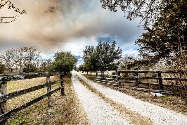 877 Fm 247 Road, Huntsville, TX 77320