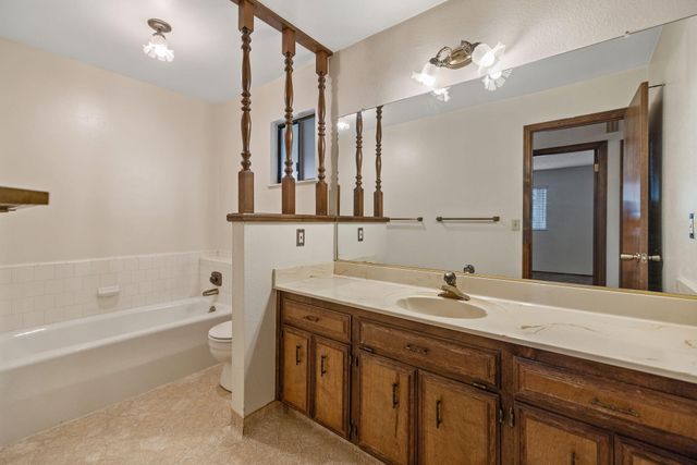 1502 S Lydia Drive, Tulare, CA 93274