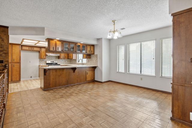 1502 S Lydia Drive, Tulare, CA 93274