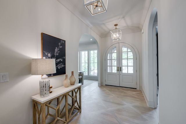 811 Neartop Dr, Nashville, TN 37205