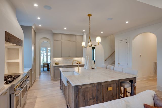 811 Neartop Dr, Nashville, TN 37205