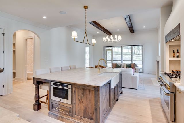 811 Neartop Dr, Nashville, TN 37205