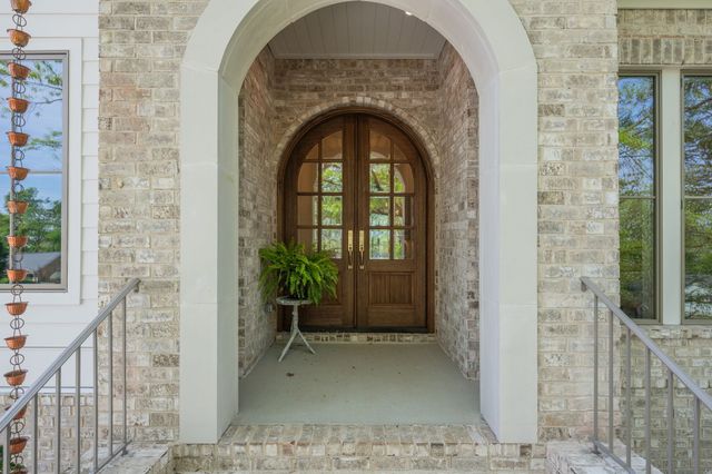 811 Neartop Dr, Nashville, TN 37205