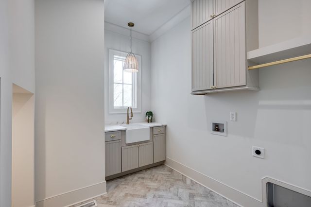 811 Neartop Dr, Nashville, TN 37205