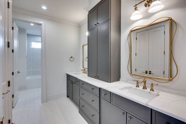 811 Neartop Dr, Nashville, TN 37205