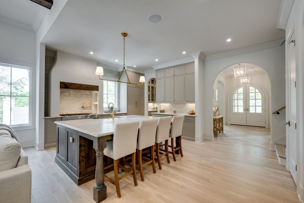 811 Neartop Dr, Nashville, TN 37205